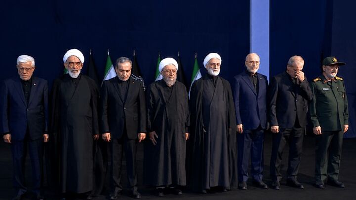 حضور سران سه قوه و جمعی از مسئولان نظام در مصلای تهران برای ادای احترام به پیکر رهبر شهید انقلاب اسلامی