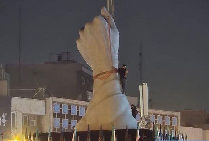 مشت گره کرده در میدان انقلاب