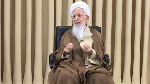 آیت‌الله جوادی آملی بر پیکر رهبر شهید در قم نماز می‌خواند