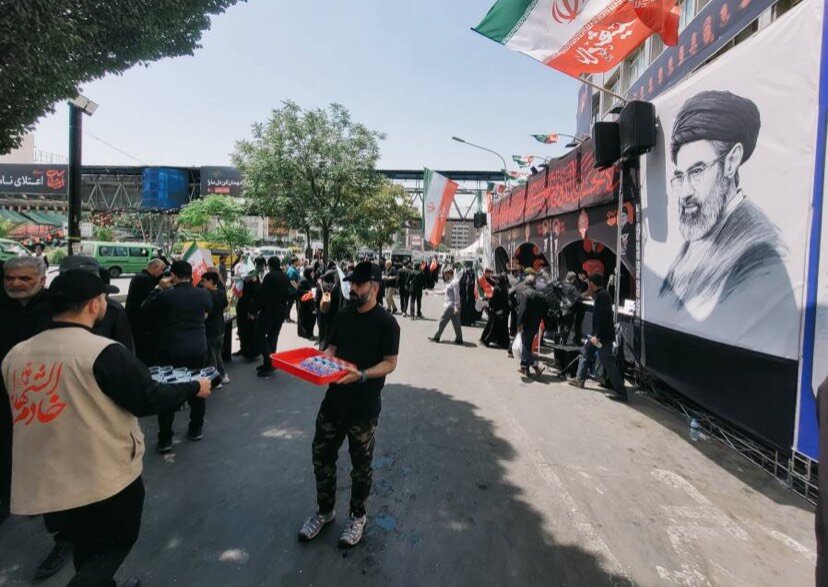 موکب اداره کل بنیاد شهید و امور ایثارگران تهران میزبان بدرقهکنندگان رهبر شهید+عکس
