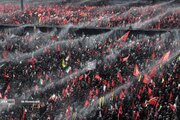 نخستین تصاویر هوایی از حضور باشکوه و گسترده مردم و اقامه نماز بر پیکر مطهر رهبر شهید انقلاب و خانواده ایشان