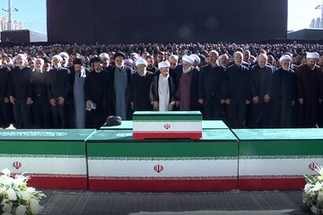 اقامه نماز بر پیکر مطهر مجاهد شهید امام خامنه‌ای و خانواده ایشان