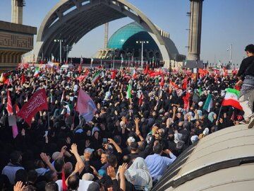 حضور باشکوه مردم برای اقامه نماز بر پیکر رهبر شهید انقلاب