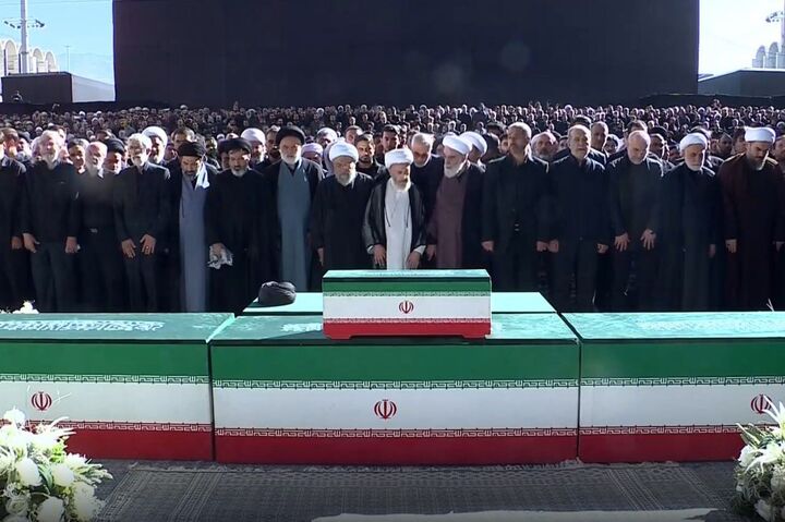 اقامه نماز بر پیکر مطهر مجاهد شهید امام خامنه‌ای و خانواده ایشان