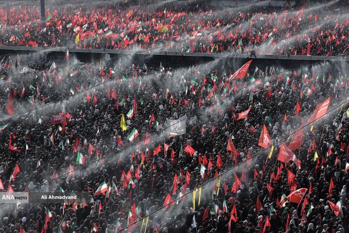 نخستین تصاویر هوایی از حضور باشکوه و گسترده مردم و اقامه نماز بر پیکر مطهر رهبر شهید انقلاب و خانواده ایشان