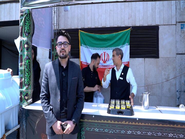 مدیر روابط عمومی هتل هویزه: موکب هتل هویزه با توزیع اقلام پذیرایی به زائران رهبر شهید خدمت‌رسانی کرد