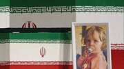 بوسه پدر زهرای ۱۴ ماهه بر تابوت دختر شهیدش در مسجد جمکران