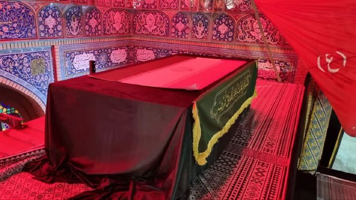 پیکر مطهر رهبر شهید انقلاب اسلامی در جایگاه وداع با مردم در مسجد مقدس جمکران قرار گرفت