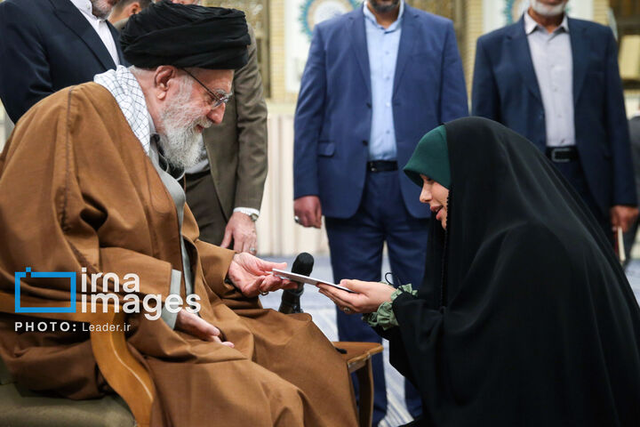 فیلم/نویسنده کتاب «چهل روز عاشقانه»: رهبر شهید انقلاب خط سیر حرکت شاعران را ترسیم می‌کردند