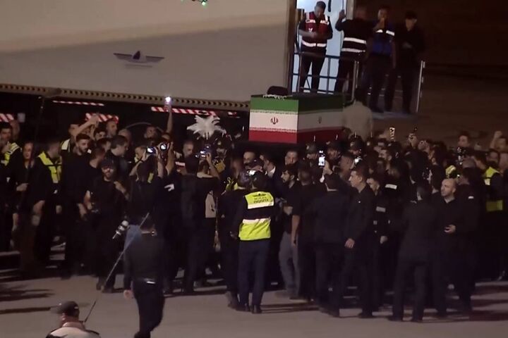 بر شانه می‌برند امام قبیله را