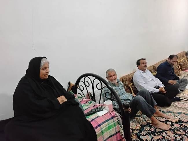 دیدار مدیر کل بنیاد شهید بوشهر با والدین شهدا در روستای چاه تلخ شمالی شهرستان تنگستان