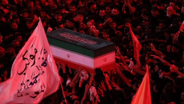 نمای هوایی از تشییع با شکوه پیکر مطهر رهبر شهید انقلاب اسلامی بر دستان مردم عزادار عراق