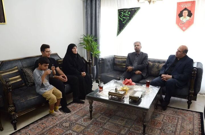 دیدار مدیرکل بنیاد شهید تهران بزرگ با خانواده شهید فراجا