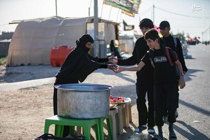 عکس/ خدمت به زوارالحسین(ع) سن و سال نمی‌شناسه