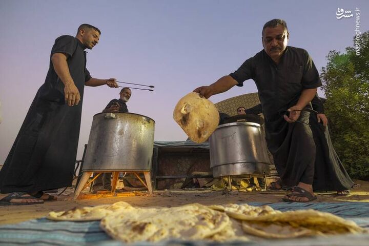 عکس/ پخت نان برای زائران اربعین در مسیر بصره به کربلا