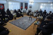 عکس/ حضور اعضای دفتر حفظ و نشر آثار رهبر شهید در منزل شهید سلامی