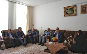 دیدار معاون فرهنگی و آموزشی بنیاد شهید و امور ایثارگران با خانواده شهید «عبدالرضا کیانی» در شیراز