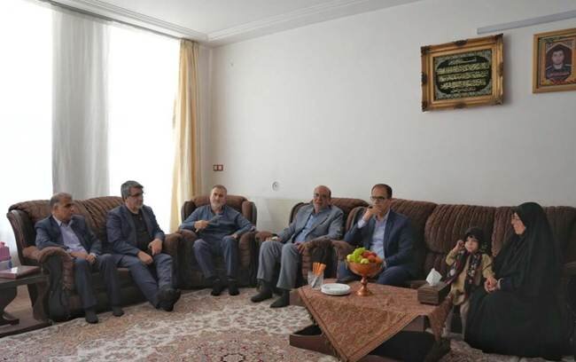 دیدار معاون فرهنگی و آموزشی بنیاد شهید و امور ایثارگران با خانواده شهید «عبدالرضا کیانی» در شیراز
