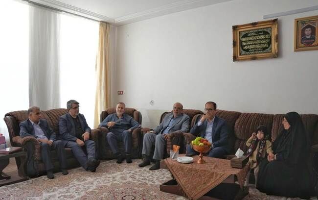 دیدار معاون فرهنگی و آموزشی بنیاد شهید و امور ایثارگران با خانواده شهید «عبدالرضا کیانی» در شیراز