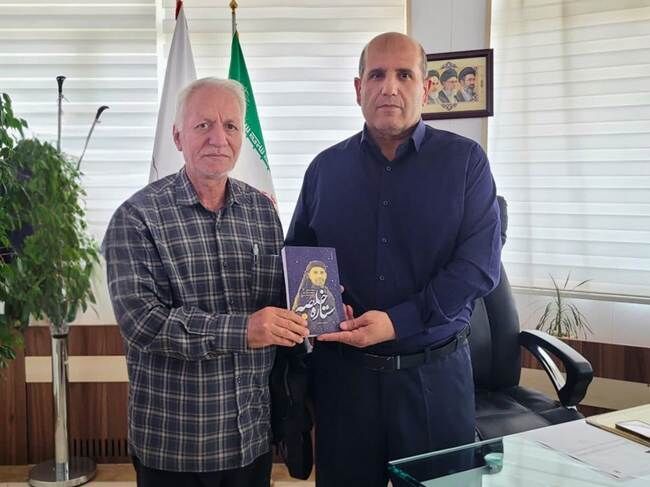 «ستاره خلصه»؛ هدیه‌ای از پدر شهید مدافع حرم به مدیرکل بنیاد شهید تهران بزرگ