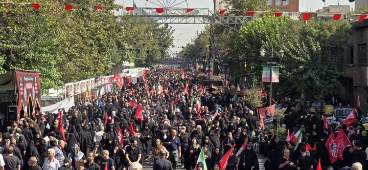 راهپیمایی جاماندگان اربعین در تهران با حضور میلیونی زائران؛ ۱۲۰۰ موکب در مسیر ۱۲ کیلومتری خدمت‌رسانی کردند