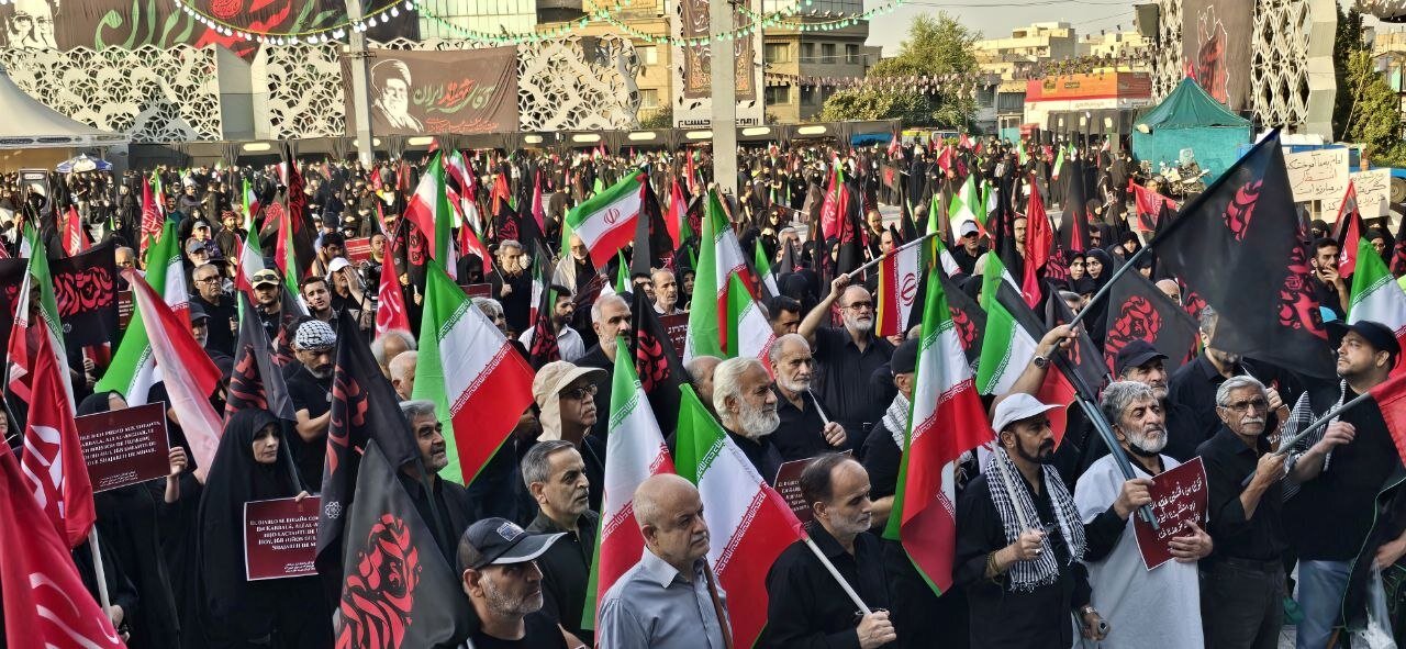 راهپیمایی جاماندگان اربعین در تهران با حضور میلیونی زائران؛ ۱۲۰۰ موکب در مسیر ۱۲ کیلومتری خدمترسانی کردند