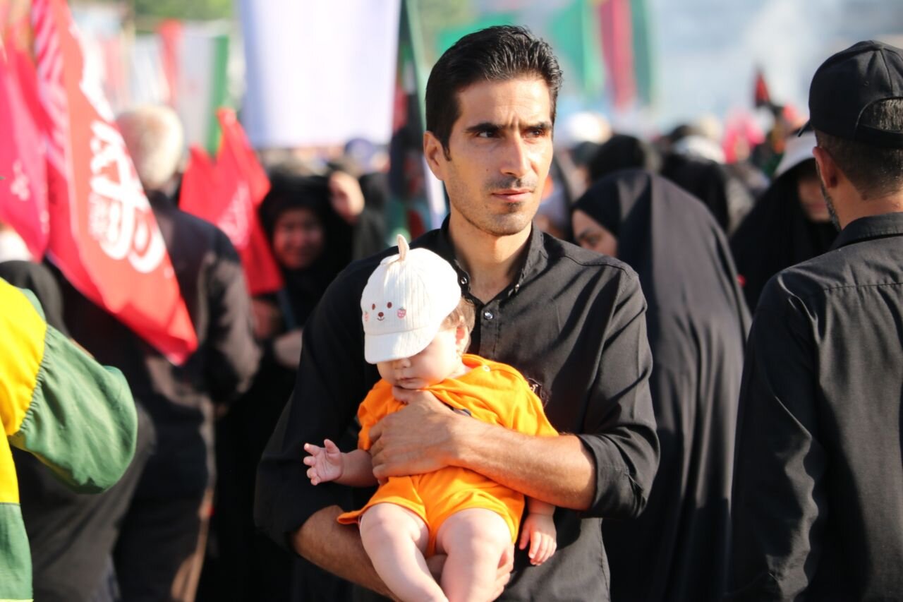 راهپیمایی جاماندگان اربعین در تهران با حضور میلیونی زائران؛ ۱۲۰۰ موکب در مسیر ۱۲ کیلومتری خدمترسانی کردند