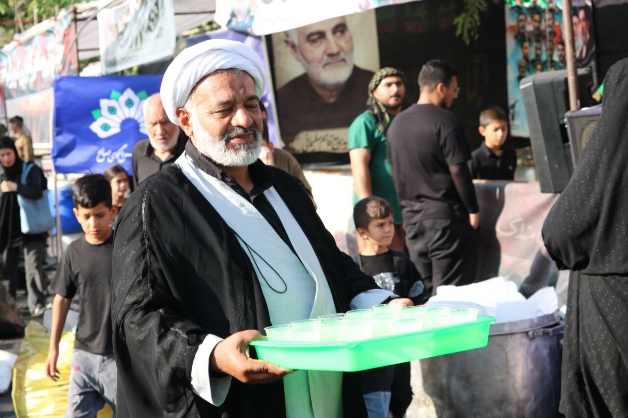 راهپیمایی جاماندگان اربعین در تهران با حضور میلیونی زائران؛ ۱۲۰۰ موکب در مسیر ۱۲ کیلومتری خدمت‌رسانی کردند