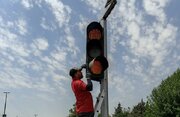 نوسازی و رفع نقص چراغ‌های راهنمایی در معابر پرتردد منطقه ۲ تهران