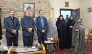 دیدار رئیس بنیاد شهید با مادر شهیدان باقری به مناسبت روز خبرنگار