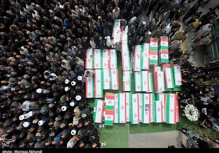 برای نوشتن از میناب، در آرامستان‌های شهر زندگی کردم