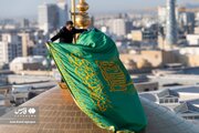 تعویض پرچم گنبد امام رضا(ع) پس از ۶۳روز