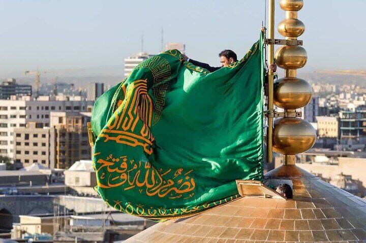 تعویض پرچم گنبد حرم امام رضا (ع) بعد از ۶٣ روز