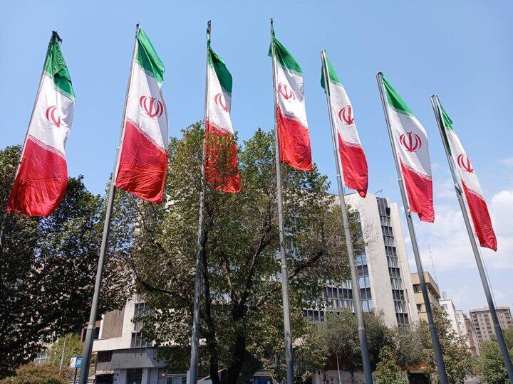 آغاز آذین‌بندی معابر و میادین منطقه ۶ همزمان با ایام مبارک ربیع‌الاول