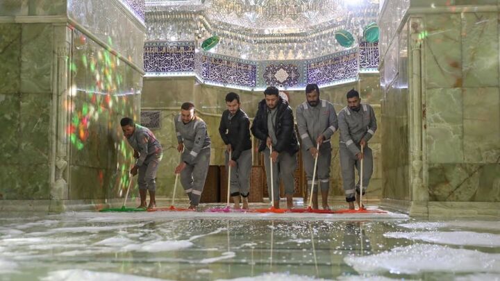 شستشو و غبارروبی حرم امامین عسکریین(ع) به مناسبت شهادت امام حسن عسکری(ع)