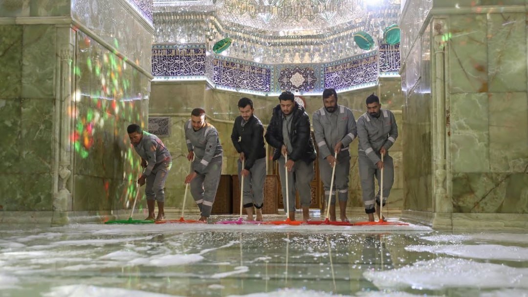 شستشو و غبارروبی حرم امامین عسکریین(ع) به مناسبت شهادت امام حسن عسکری(ع)