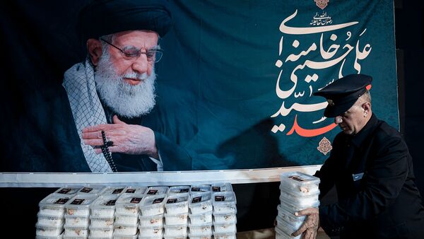 توزیع ۲۰ هزار پرس غذای حضرتی به نیت رهبر شهید انقلاب