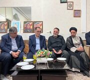 دیدار رئیس بنیاد شهید از خانواده‌ ای با هفت شهید در جنگ تحمیلی رمضان