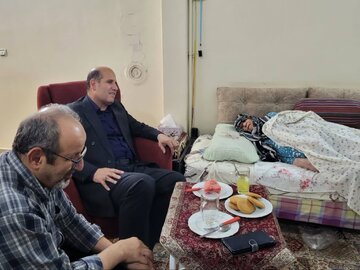 عیادت مدیرکل بنیاد شهید تهران بزرگ از مادر شهید آذرینوند