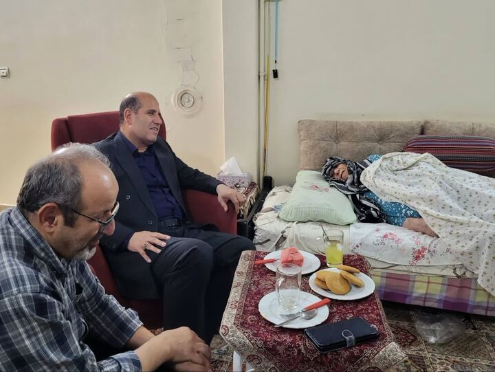 عیادت مدیرکل بنیاد شهید تهران بزرگ از مادر شهید آذرینوند