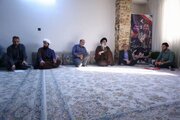 دیدار نماینده ولی‌فقیه در استان البرز با خانواده شهدای جنگ رمضان در محمدشهر کرج