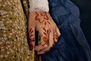 دست‌های حنا بسته‌ای که زیر آوار ماند