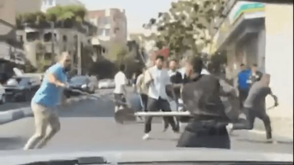 فیلم/درگیری با چوب و چماق؛ پلیس اراذل را به صف کرد