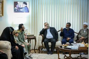 دیدار  حسین یکتا با خانواده شهید تنگسیری