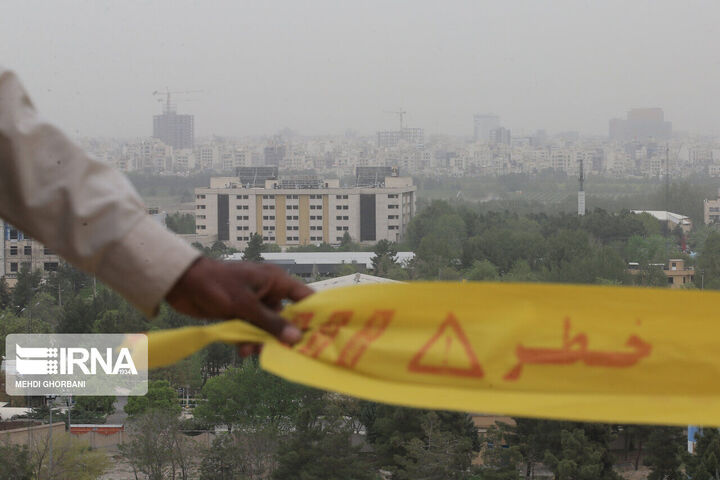 مشهد در محاصره گرد و غبار
