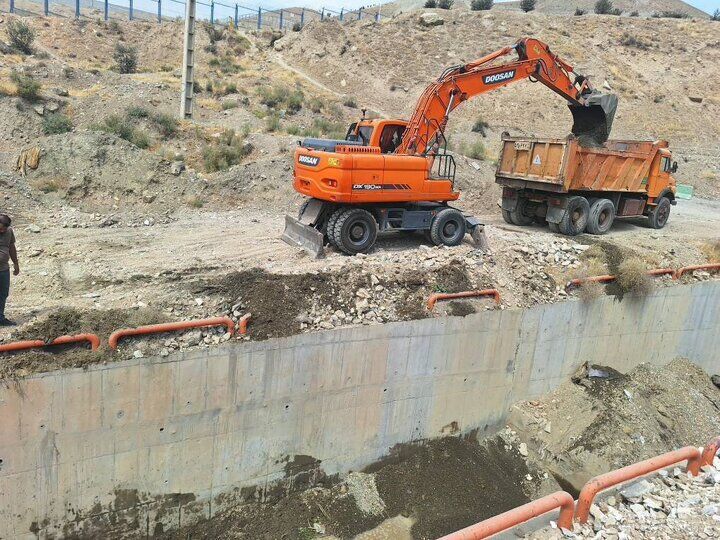 جمع‌آوری ۱۳۵ مترمکعب رسوبات از شبکه آب‌های سطحی منطقه ۵