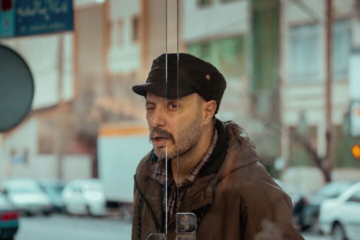 انتشار اولین عکس جواد عزتی در فیلم پاییزی «بورسیه»