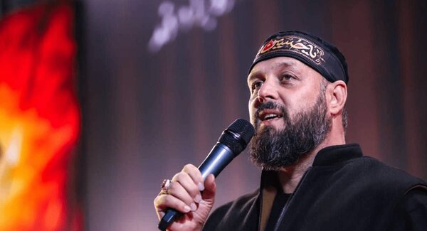 فیلم/محمدی پناه «باید برخاست» را کنار مزار رهبر شهید خواند