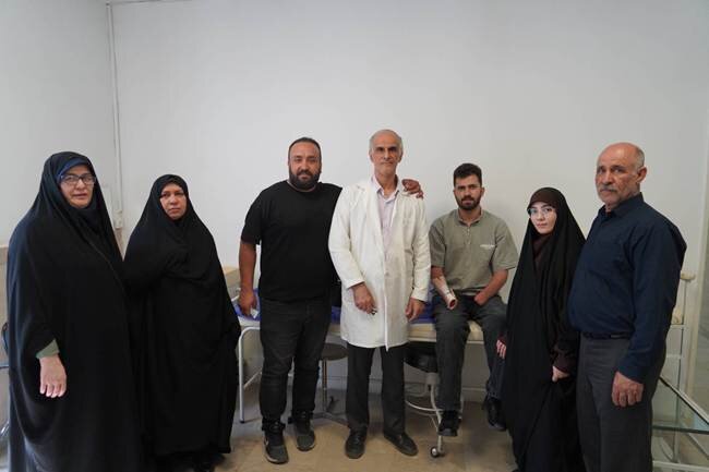 دیدار و عیادت مشاور رئیس بنیاد شهید در امور سلامت با حسین محمدی جانباز لانچر