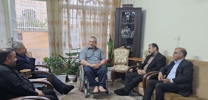 دیدار مدیرکل امور ورزشی و اردویی بنیاد شهید با جانباز ۷۰ درصد ورزشکار در شیراز
